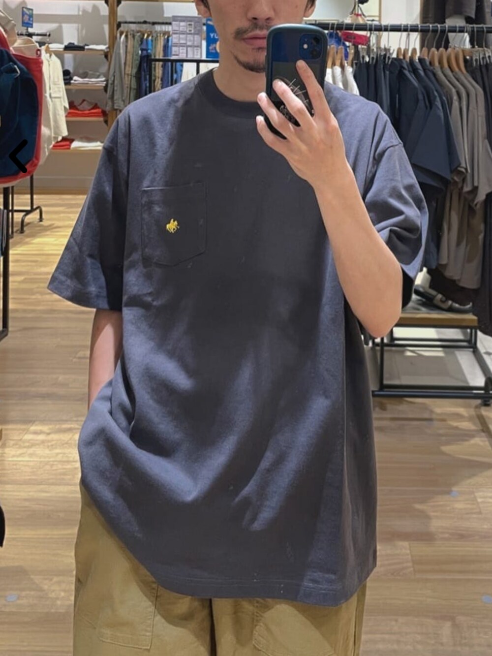 グレー系のTシャツ/カットソー、ベージュ系のその他パンツ、ブラック系のベストを着用したメンズの夏コーディネートの3枚目の写真