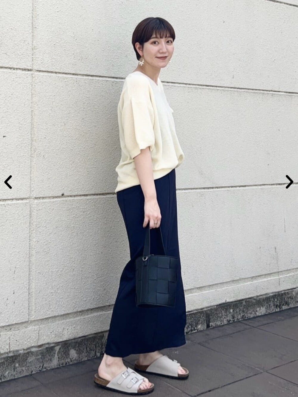 ホワイト系のTシャツ/カットソーを着用したレディースの夏コーディネートの2枚目の写真