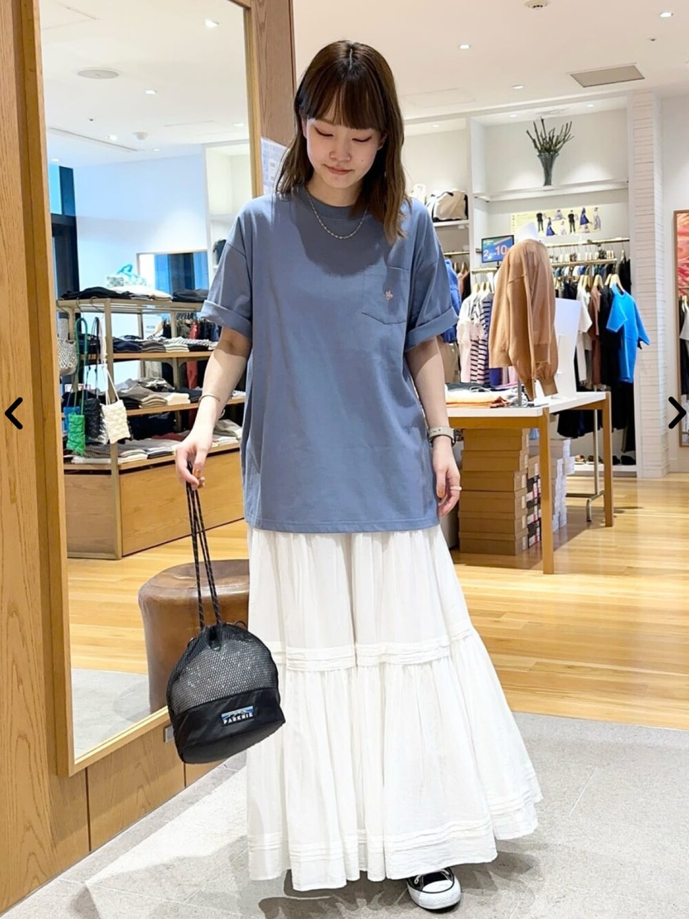 その他のTシャツ/カットソー、ホワイト系のスカート、ブラック系のショルダーバッグを着用したレディースの夏コーディネートの2枚目の写真