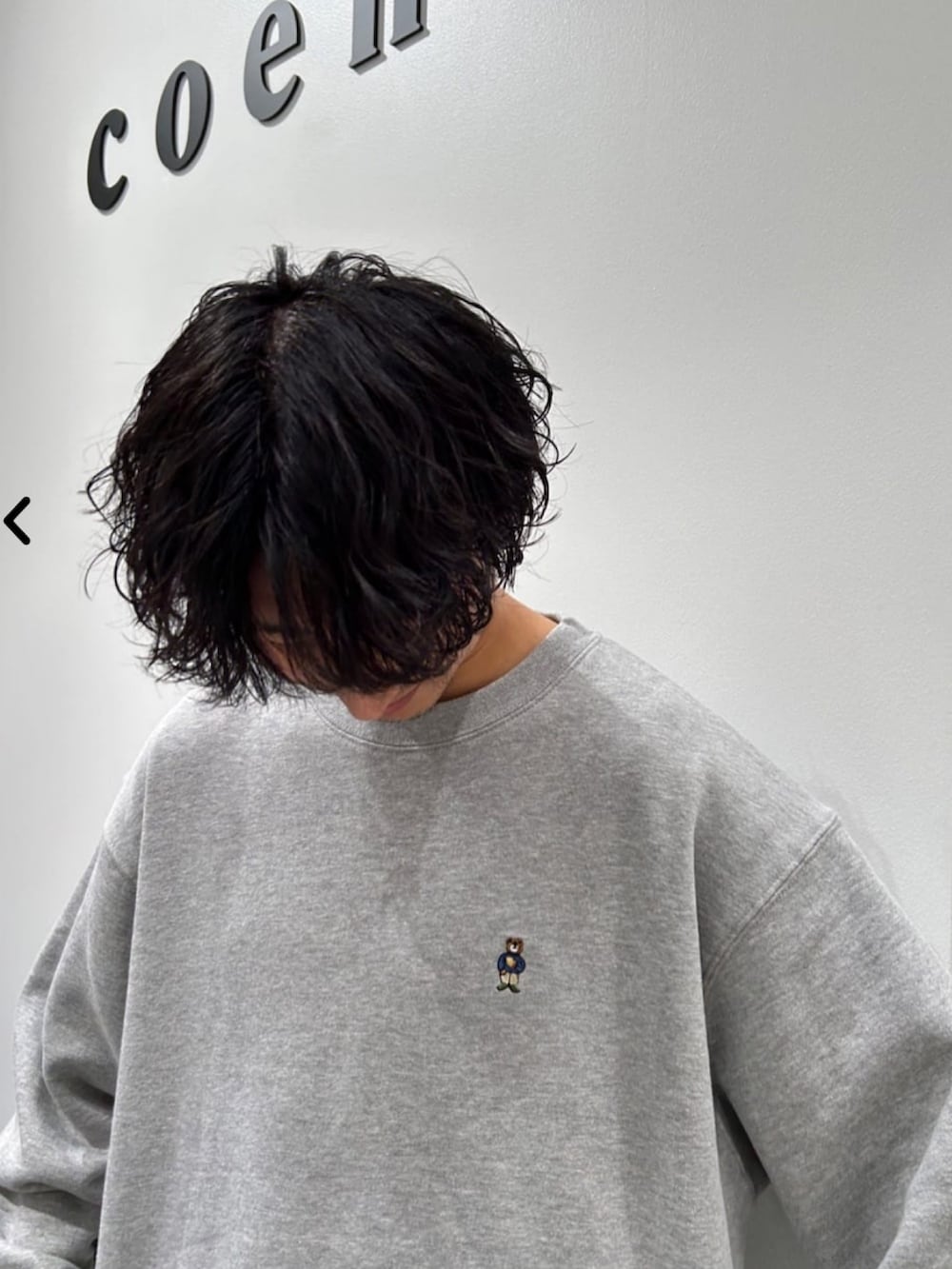 グレー系のスウェット、グリーン系のその他パンツを着用したメンズの冬コーディネートの3枚目の写真