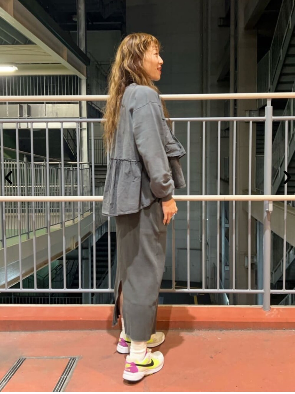 ブラック系のブルゾン、グレー系のスカート、グレー系のTシャツ/カットソーを着用したレディースの秋コーディネートの3枚目の写真