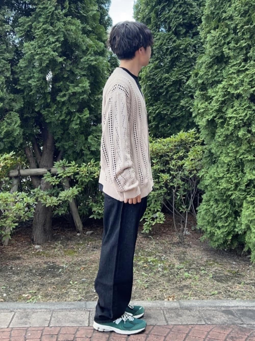 ベージュ系のカーディガン/ボレロ、ブラック系のデニムパンツを着用したメンズの夏コーディネートの2枚目の写真