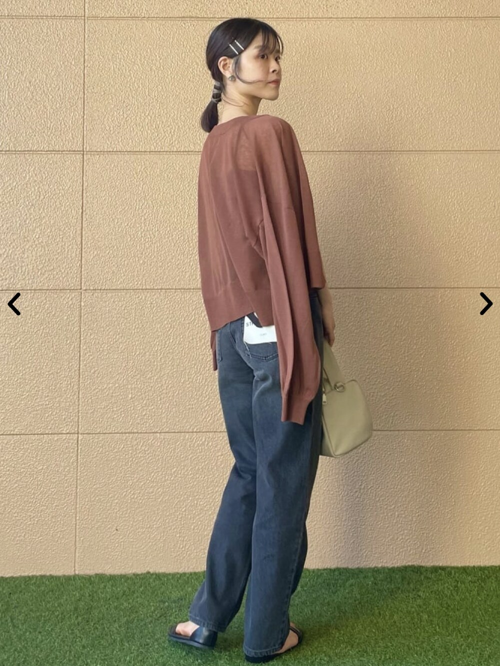 ブラウン系のカーディガン/ボレロ、ブラウン系のキャミソール、ブラック系のデニムパンツを着用したレディースの夏コーディネートの3枚目の写真