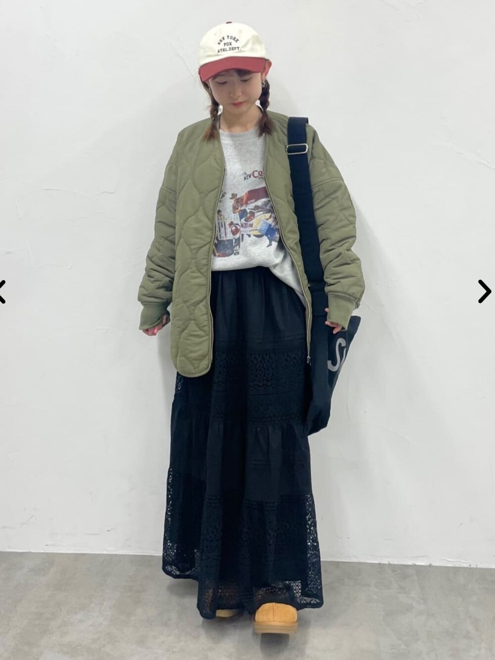 グレー系のスウェット、グリーン系のブルゾンを着用したレディースの秋コーディネートの2枚目の写真