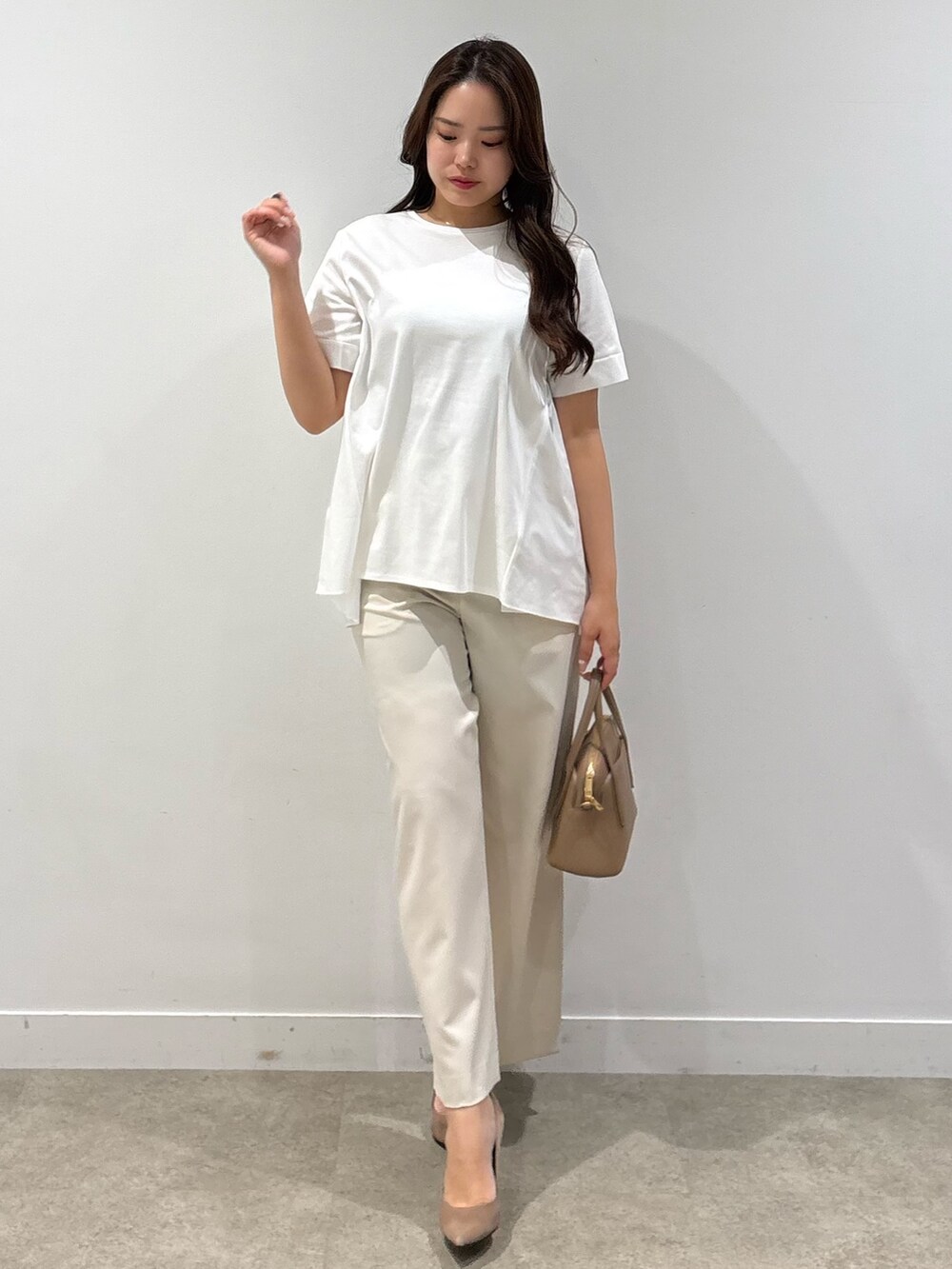 ホワイト系のTシャツ/カットソー、ベージュ系のその他パンツを着用したレディースの春コーディネートの4枚目の写真