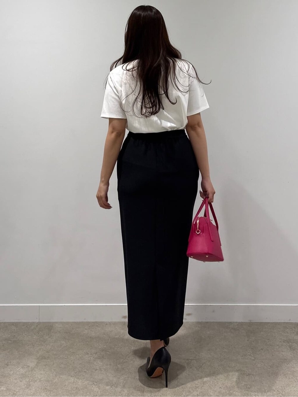 ホワイト系のTシャツ/カットソー、ブラック系のスカートを着用したレディースの春コーディネートの3枚目の写真