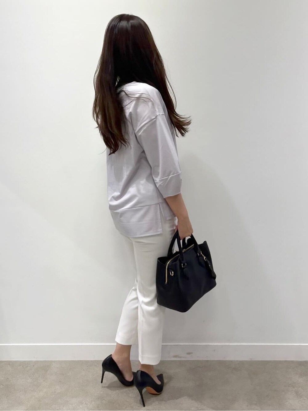 グレー系のTシャツ/カットソー、ホワイト系のその他パンツを着用したレディースの春コーディネートの3枚目の写真
