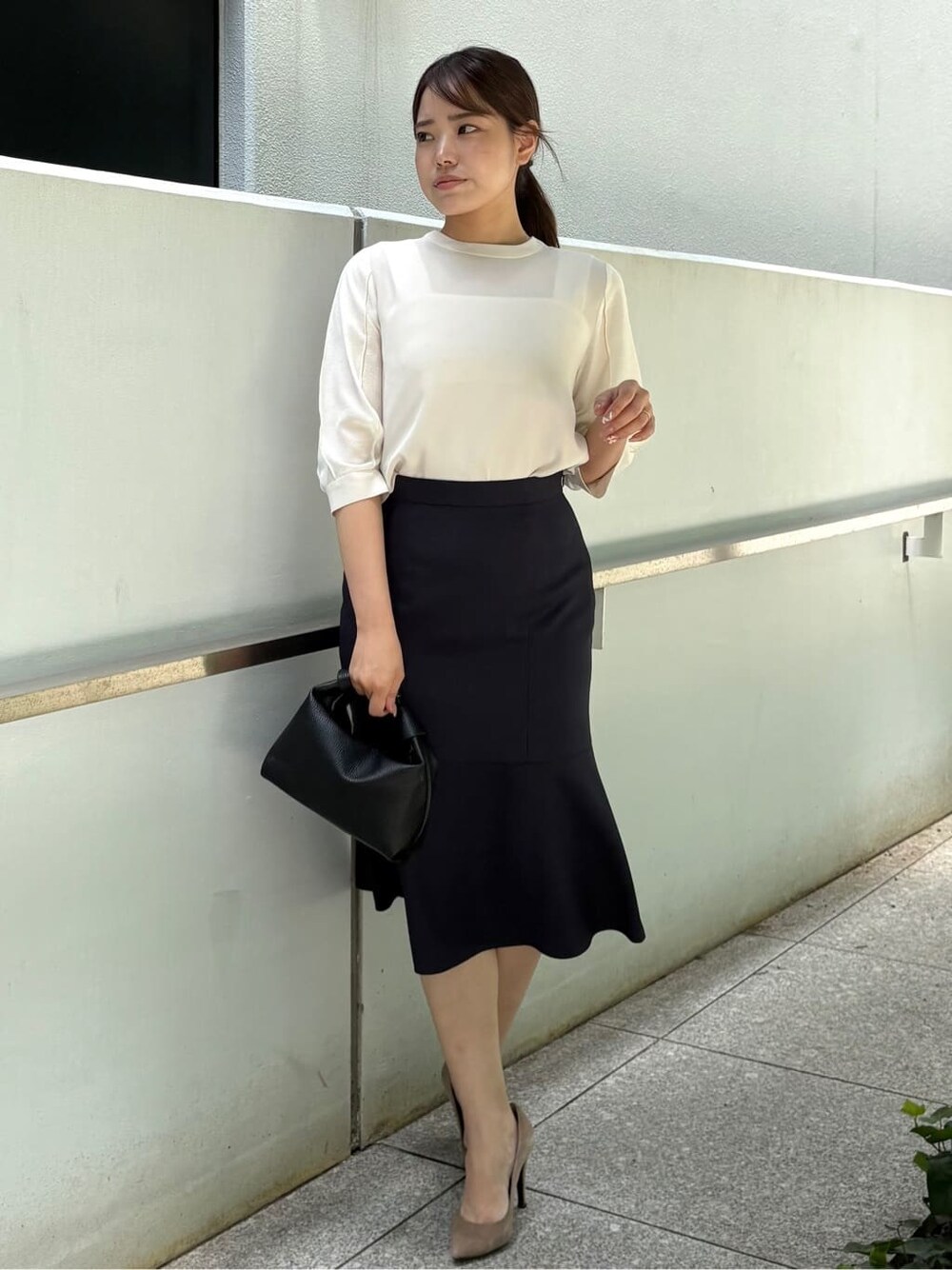 ベージュ系のシャツ/ブラウス、ブルー系のスカートを着用したレディースの夏コーディネートの4枚目の写真