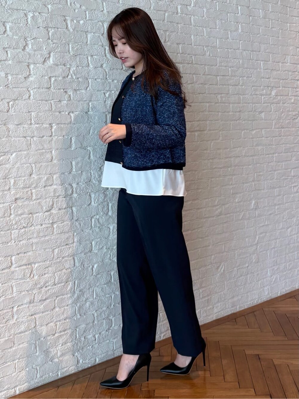 ブルー系のカーディガン/ボレロ、ブルー系のニット/セーター、ブルー系のその他パンツを着用したレディースの冬コーディネートの2枚目の写真