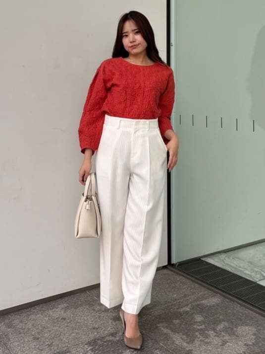 レッド系のTシャツ/カットソー、ホワイト系のその他パンツを着用したレディースの春コーディネートの5枚目の写真