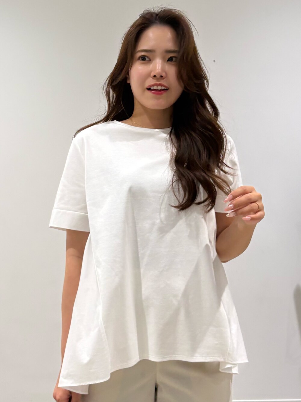 ホワイト系のTシャツ/カットソー、ベージュ系のその他パンツを着用したレディースの春コーディネートの7枚目の写真