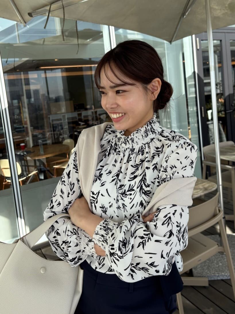 ベージュ系のカーディガン/ボレロ、ブルー系のその他パンツを着用したレディースの冬コーディネートの7枚目の写真