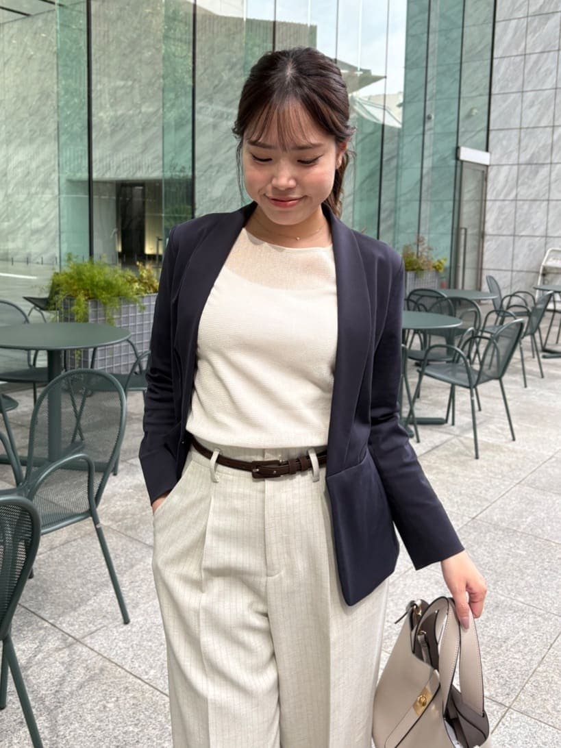 ベージュ系のTシャツ/カットソー、ブルー系のノーカラージャケット、ブルー系のその他パンツを着用したレディースの春コーディネートの6枚目の写真