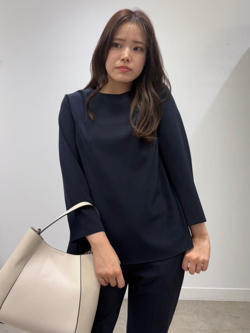 ブルー系のシャツ/ブラウス、ブルー系のその他パンツを着用したレディースの冬コーディネートの6枚目の写真