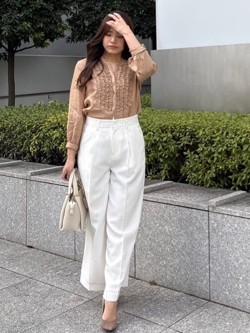 ホワイト系のその他パンツ、ベージュ系のシャツ/ブラウスを着用したレディースの春コーディネートの10枚目の写真