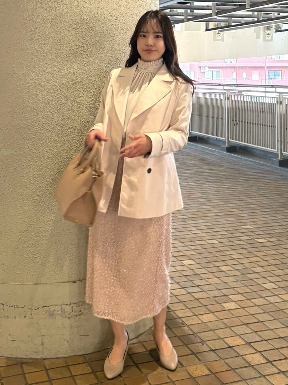 ベージュ系のトレンチコート、ベージュ系のシャツ/ブラウス、ベージュ系のスカートを着用したレディースの春コーディネートの7枚目の写真