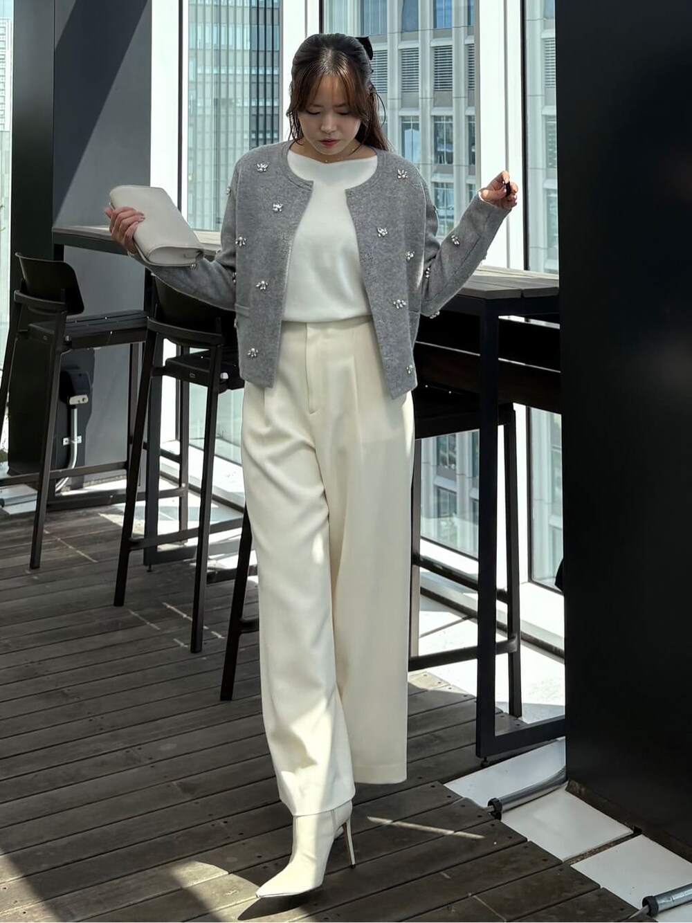 グレー系のカーディガン/ボレロ、ホワイト系のニット/セーター、ホワイト系のその他パンツを着用したレディースの秋コーディネートの6枚目の写真