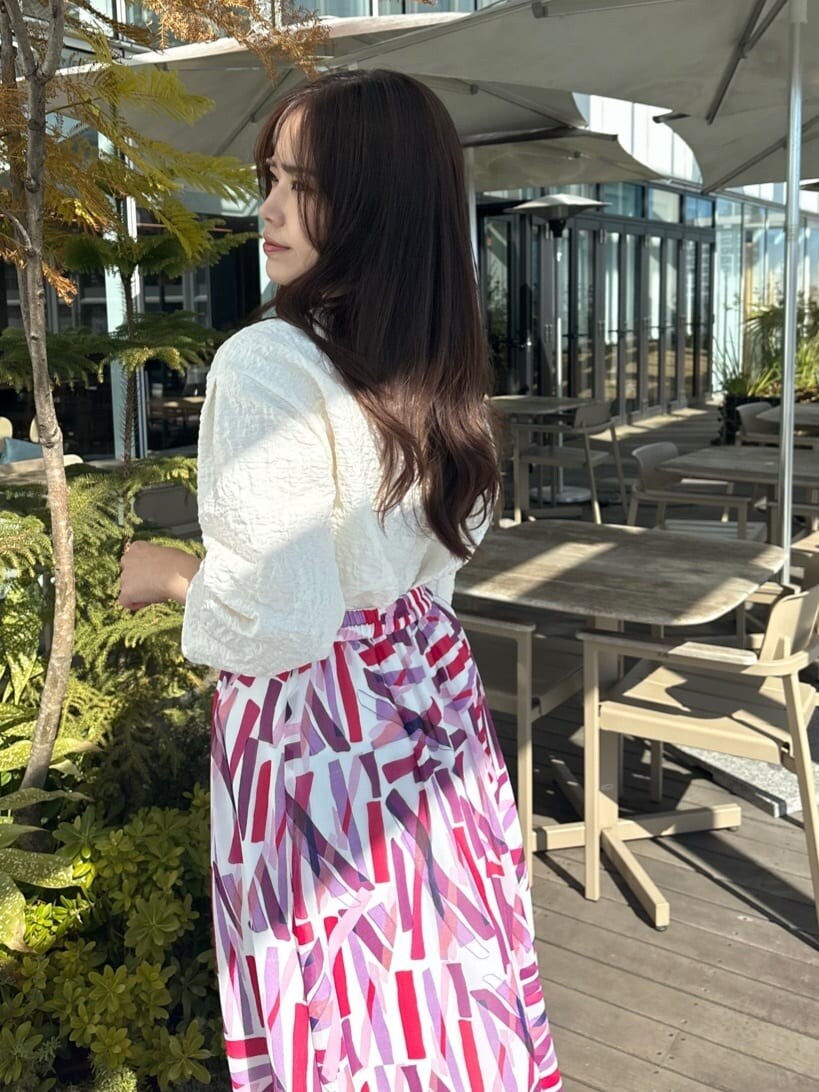 ホワイト系のTシャツ/カットソー、ピンク系のスカートを着用したレディースの春コーディネートの4枚目の写真