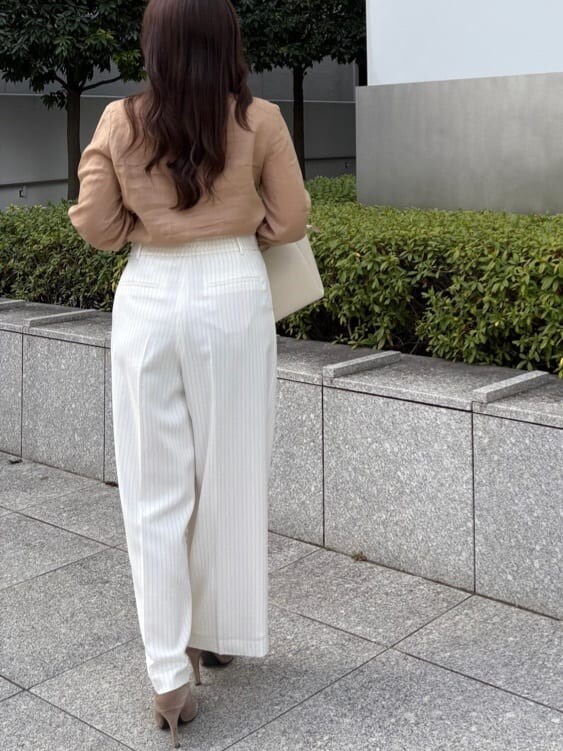 ホワイト系のその他パンツ、ベージュ系のシャツ/ブラウスを着用したレディースの春コーディネートの6枚目の写真