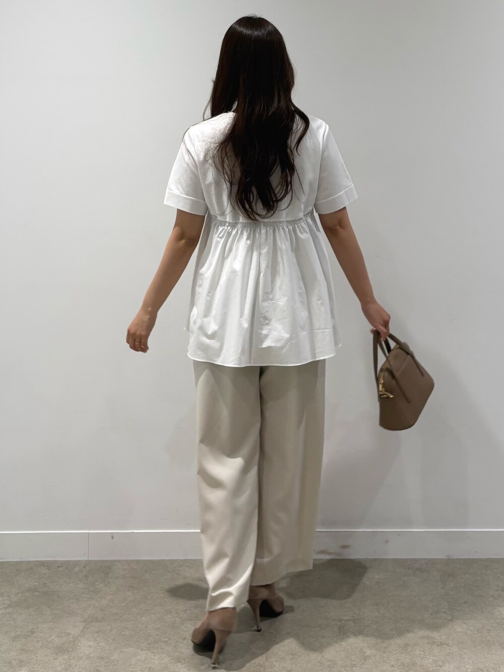 ホワイト系のTシャツ/カットソー、ベージュ系のその他パンツを着用したレディースの春コーディネートの3枚目の写真