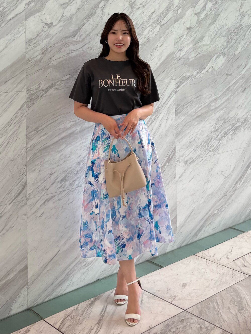 グレー系のTシャツ/カットソー、ピンク系のスカート、ベージュ系のショルダーバッグを着用したレディースの春コーディネートの5枚目の写真