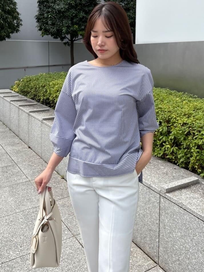 ブルー系のTシャツ/カットソー、ホワイト系のその他パンツを着用したレディースの春コーディネートの6枚目の写真