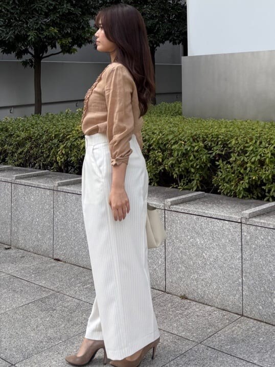 ホワイト系のその他パンツ、ベージュ系のシャツ/ブラウスを着用したレディースの春コーディネートの5枚目の写真
