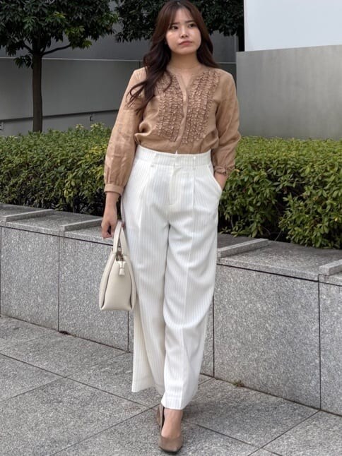 ホワイト系のその他パンツ、ベージュ系のシャツ/ブラウスを着用したレディースの春コーディネートの9枚目の写真