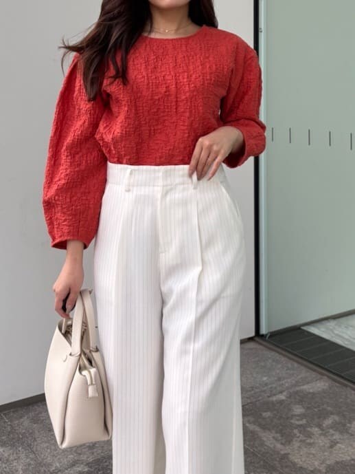 レッド系のTシャツ/カットソー、ホワイト系のその他パンツを着用したレディースの春コーディネートの8枚目の写真