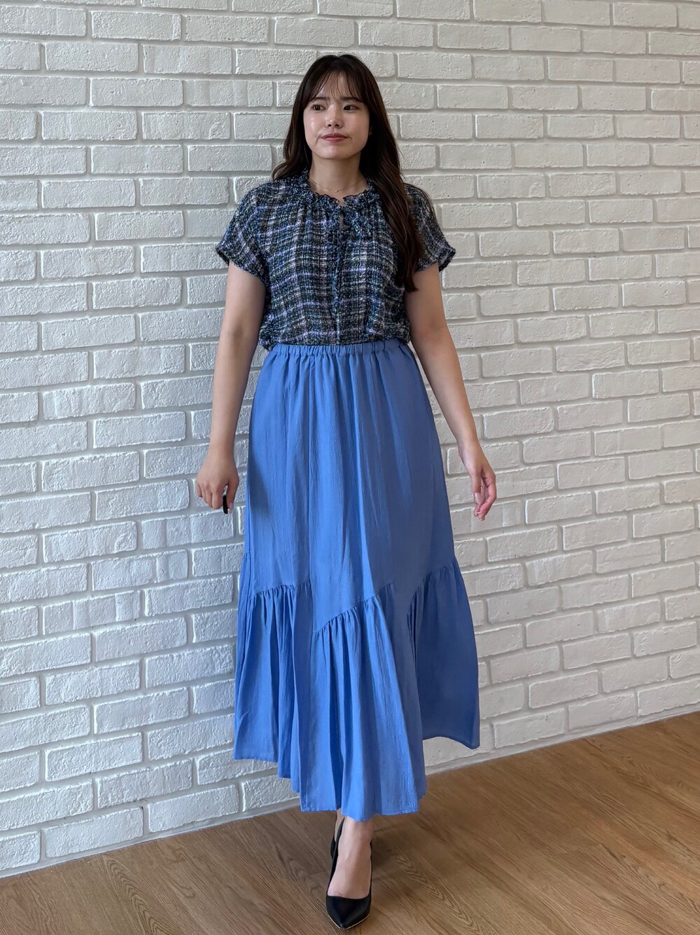 ブルー系のスカート、ブルー系のシャツ/ブラウスを着用したレディースの夏コーディネートの4枚目の写真