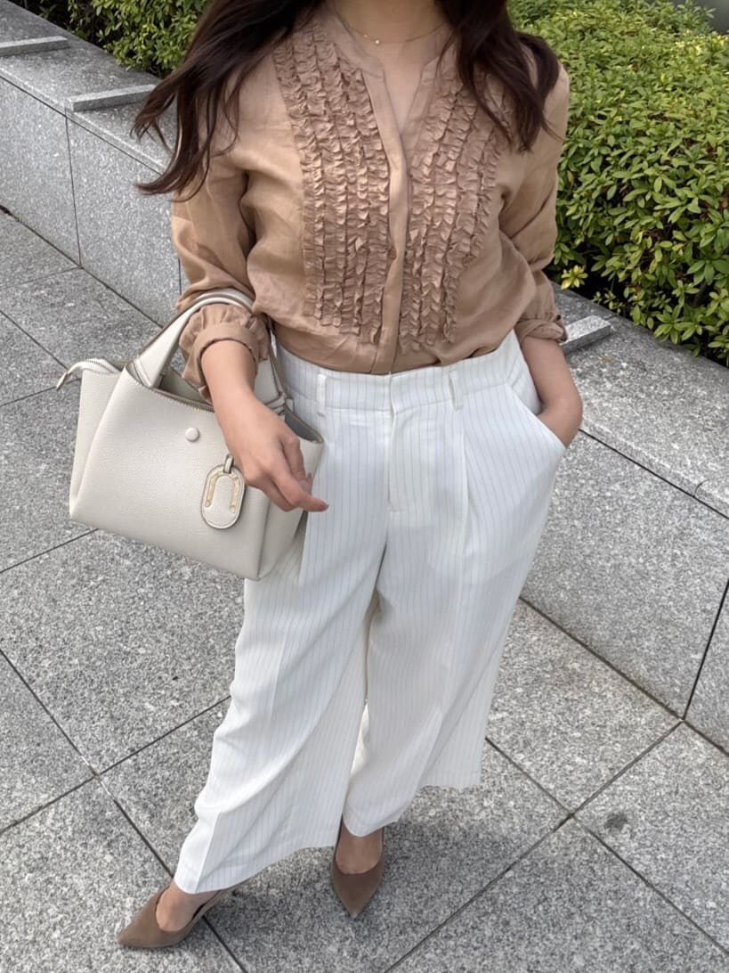 ホワイト系のその他パンツ、ベージュ系のシャツ/ブラウスを着用したレディースの春コーディネートの4枚目の写真