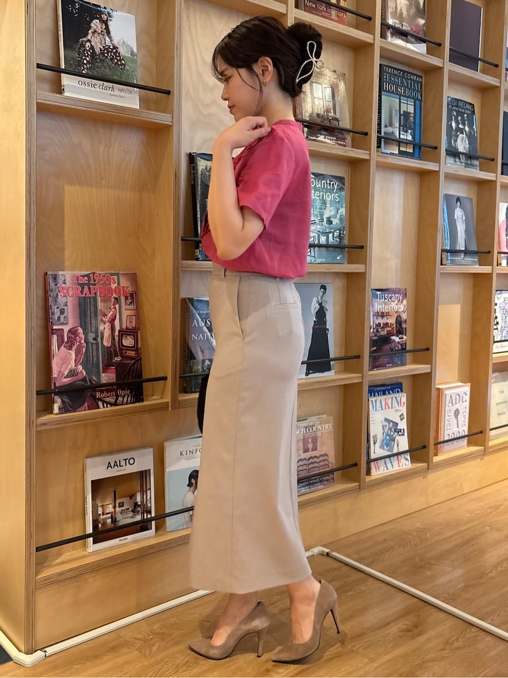 ピンク系のシャツ/ブラウス、ベージュ系のスカートを着用したレディースの夏コーディネートの2枚目の写真