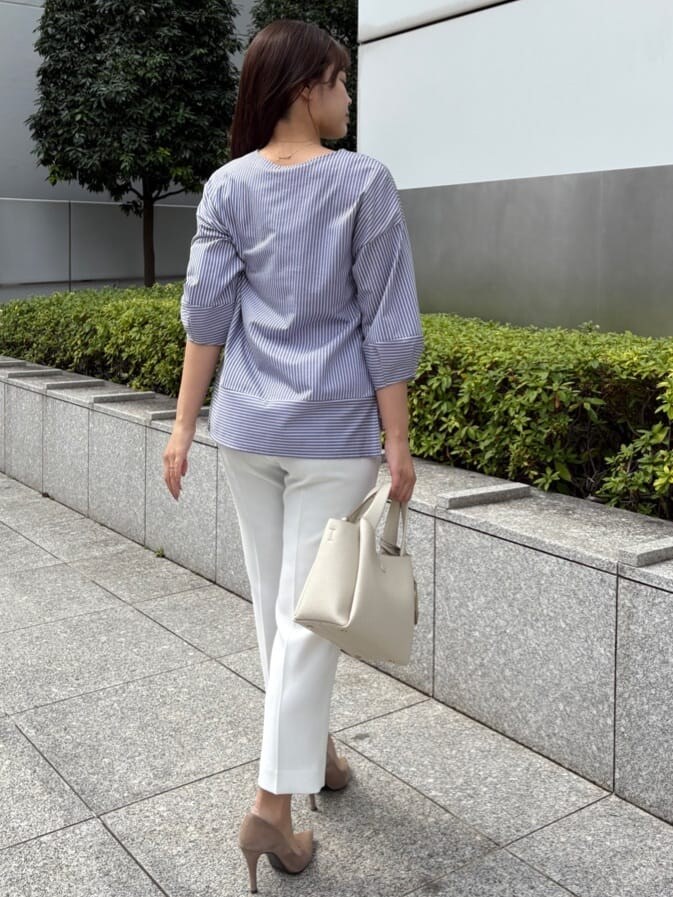 ブルー系のTシャツ/カットソー、ホワイト系のその他パンツを着用したレディースの春コーディネートの3枚目の写真