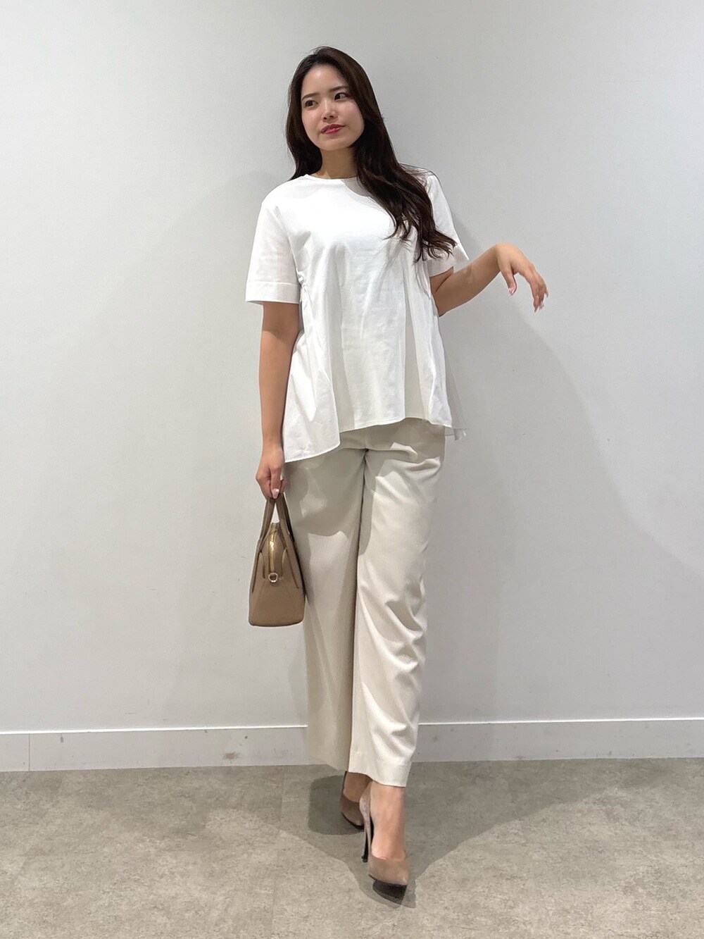 ホワイト系のTシャツ/カットソー、ベージュ系のその他パンツを着用したレディースの春コーディネートの5枚目の写真