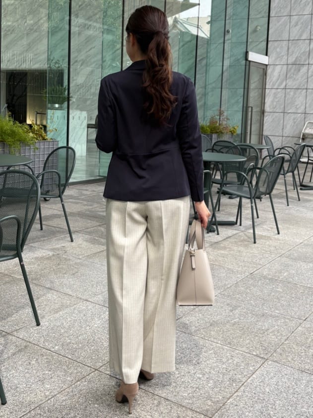 ベージュ系のTシャツ/カットソー、ブルー系のノーカラージャケット、ブルー系のその他パンツを着用したレディースの春コーディネートの3枚目の写真