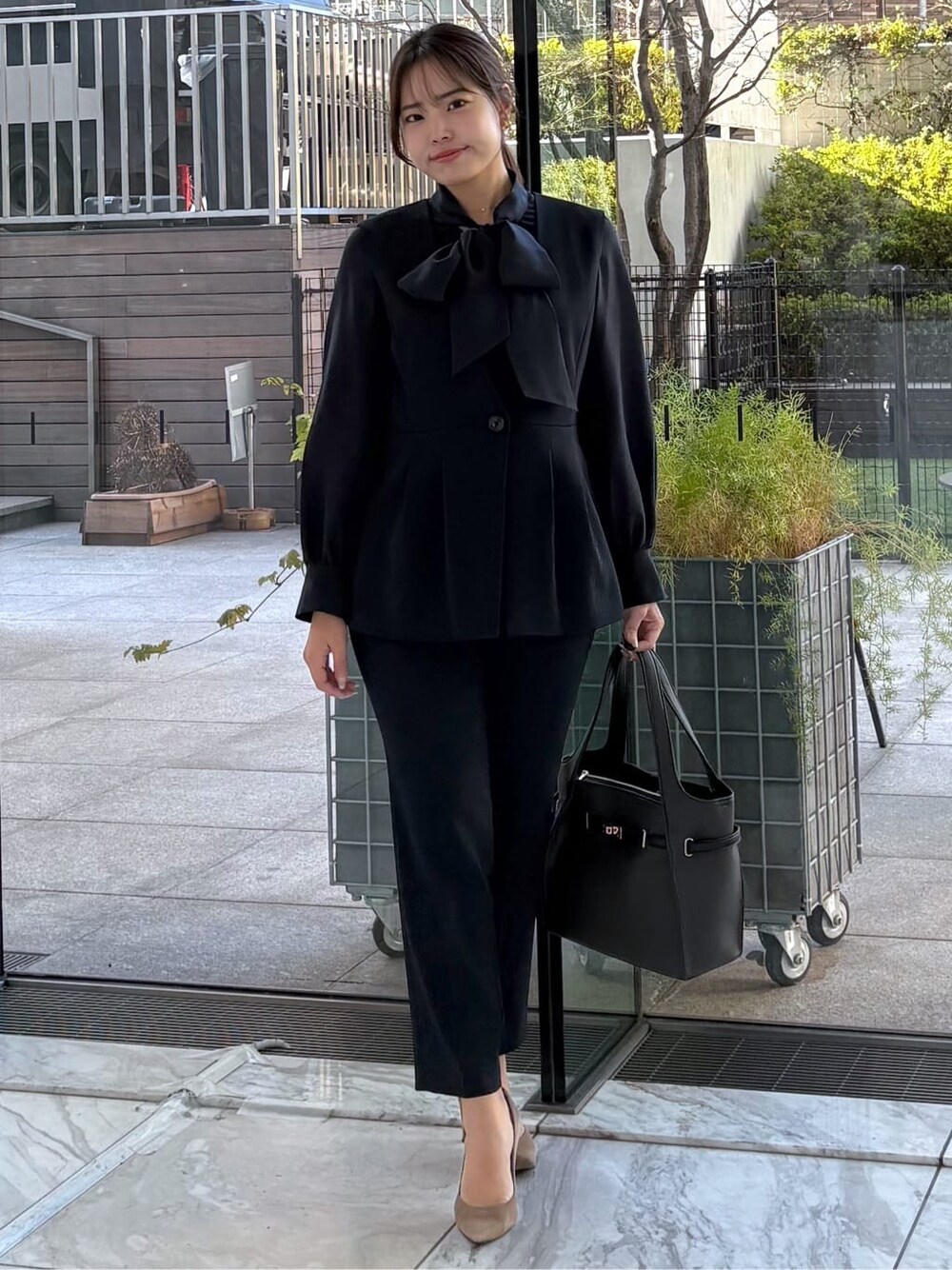 ブルー系のベスト、ブルー系のその他パンツ、ブルー系のシャツ/ブラウスを着用したレディースの冬コーディネートの6枚目の写真