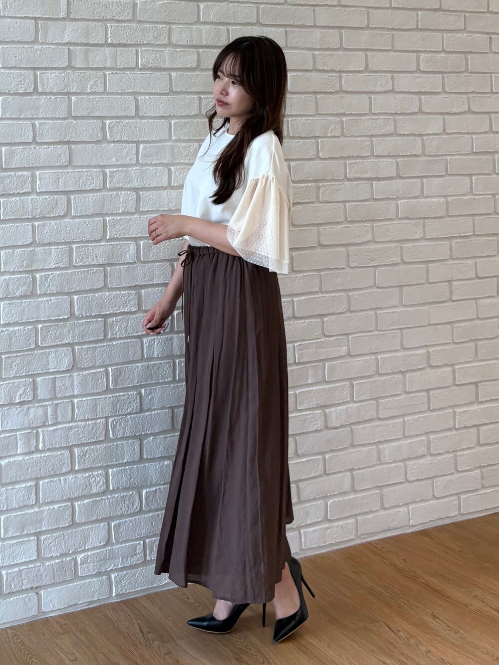 ホワイト系のTシャツ/カットソー、ブラウン系のその他パンツを着用したレディースの夏コーディネートの4枚目の写真