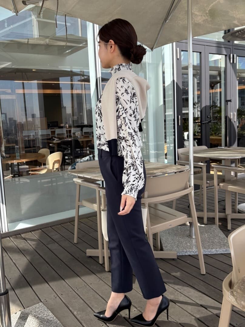 ベージュ系のカーディガン/ボレロ、ブルー系のその他パンツを着用したレディースの冬コーディネートの2枚目の写真