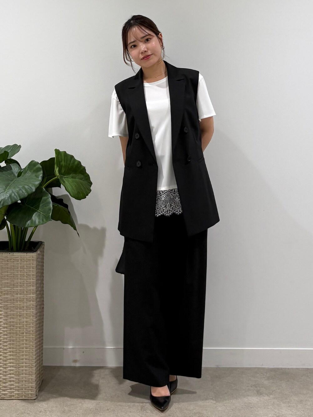 ブラック系のテーラードジャケット、ブラック系のその他パンツ、ホワイト系のTシャツ/カットソーを着用したレディースの夏コーディネートの5枚目の写真