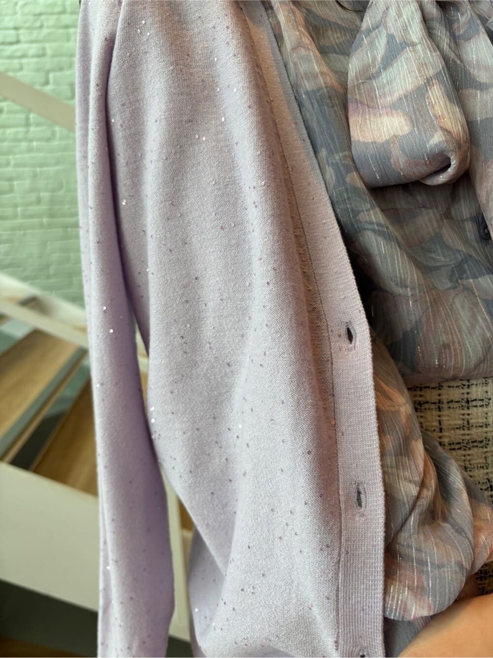 パープル系のカーディガン/ボレロ、パープル系のシャツ/ブラウス、ホワイト系のスカートを着用したレディースの秋コーディネートの7枚目の写真