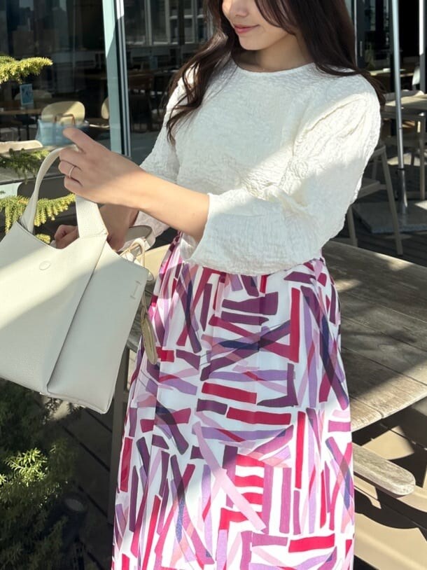 ホワイト系のTシャツ/カットソー、ピンク系のスカートを着用したレディースの春コーディネートの6枚目の写真