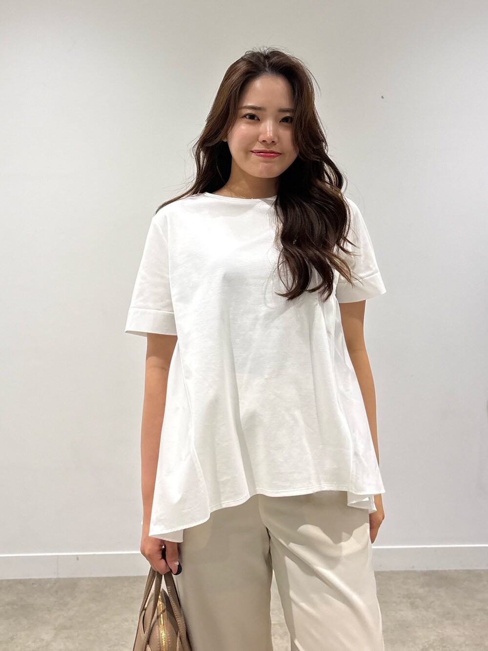 ホワイト系のTシャツ/カットソー、ベージュ系のその他パンツを着用したレディースの春コーディネートの8枚目の写真
