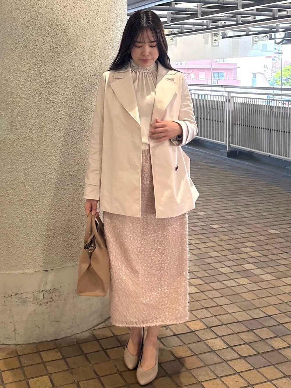 ベージュ系のトレンチコート、ベージュ系のシャツ/ブラウス、ベージュ系のスカートを着用したレディースの春コーディネートの5枚目の写真
