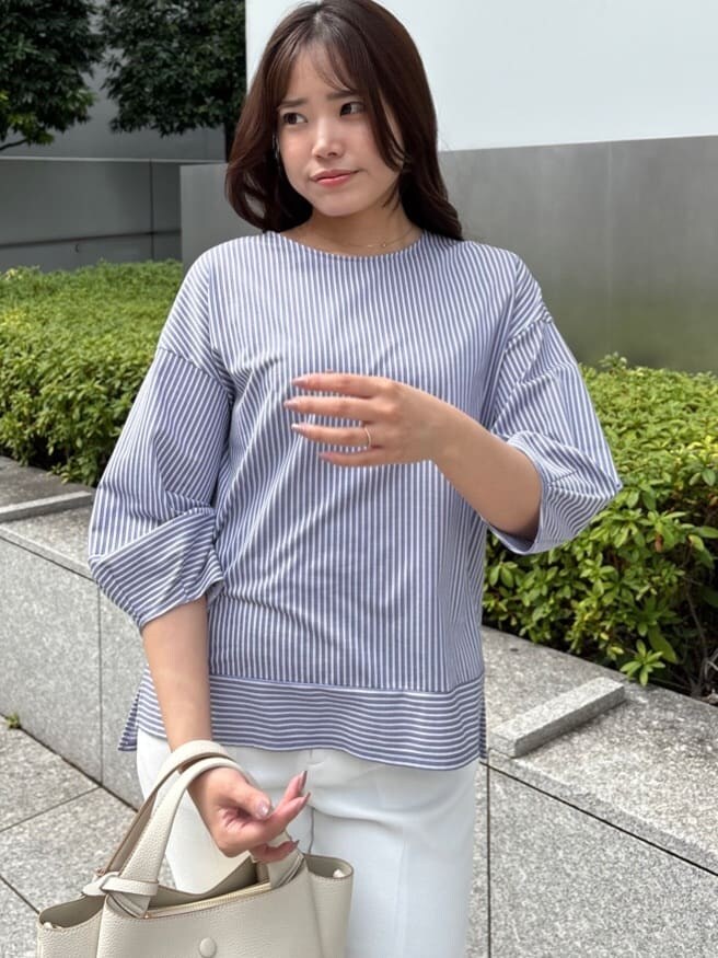 ブルー系のTシャツ/カットソー、ホワイト系のその他パンツを着用したレディースの春コーディネートの5枚目の写真