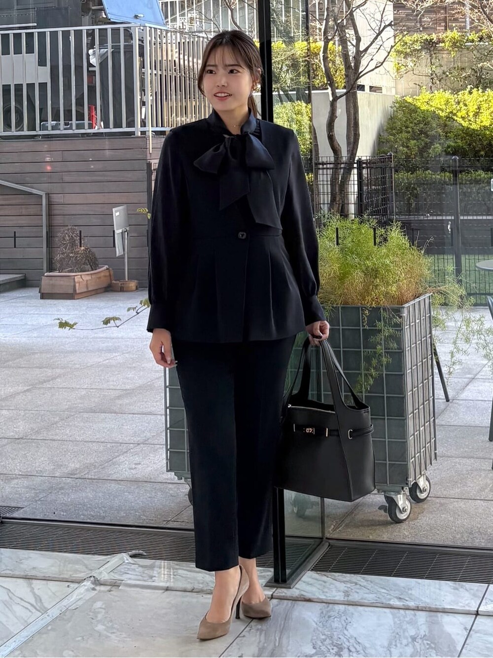 ブルー系のベスト、ブルー系のその他パンツ、ブルー系のシャツ/ブラウスを着用したレディースの冬コーディネートの4枚目の写真
