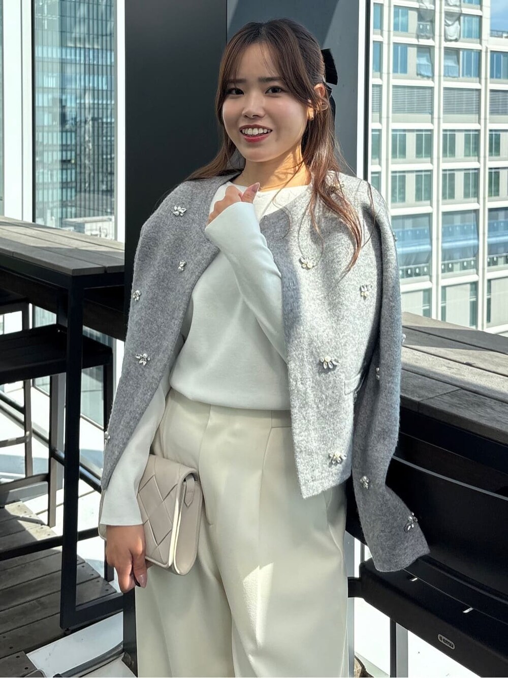 グレー系のカーディガン/ボレロ、ホワイト系のニット/セーター、ホワイト系のその他パンツを着用したレディースの秋コーディネートの9枚目の写真