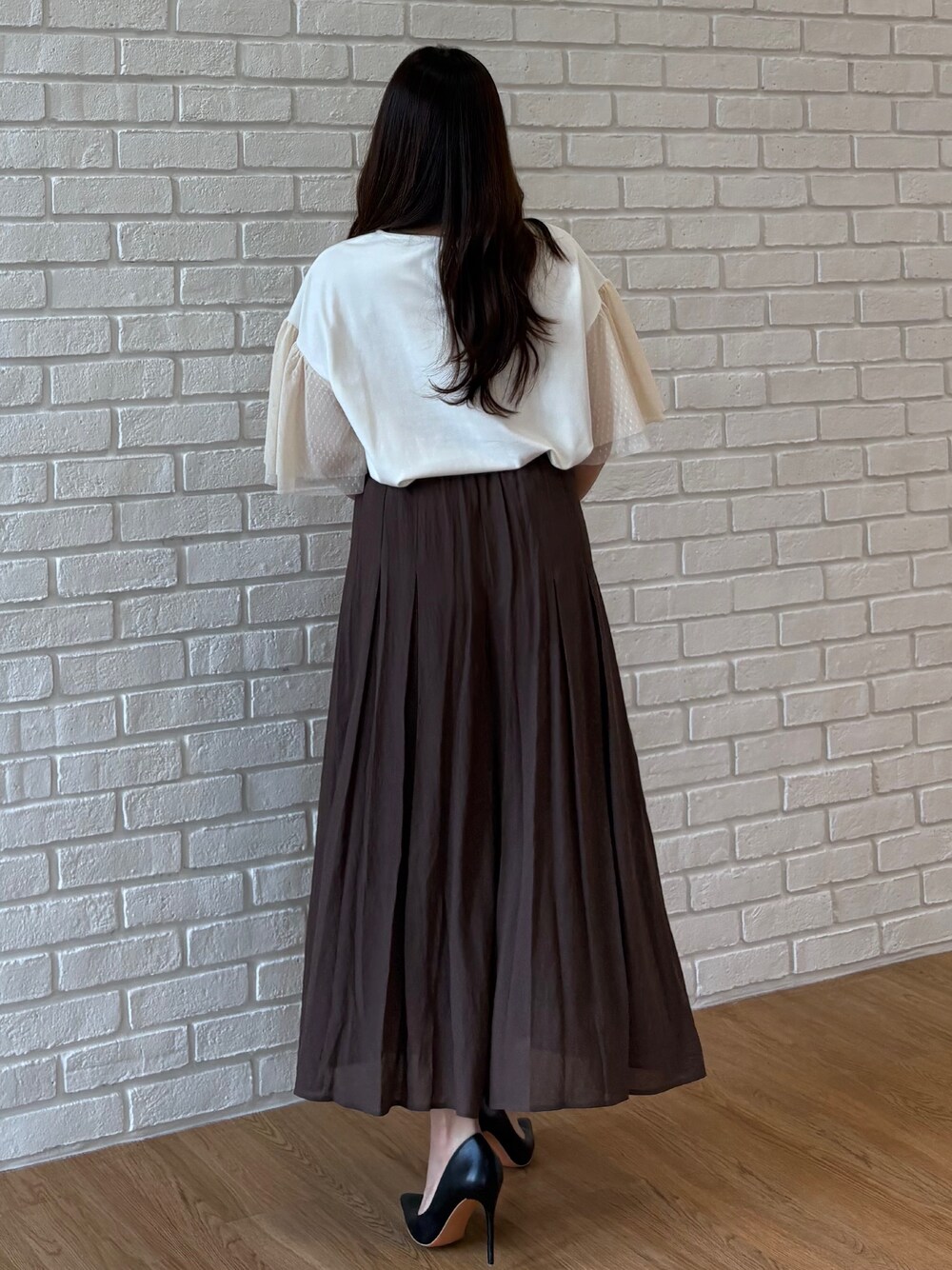 ホワイト系のTシャツ/カットソー、ブラウン系のその他パンツを着用したレディースの夏コーディネートの5枚目の写真