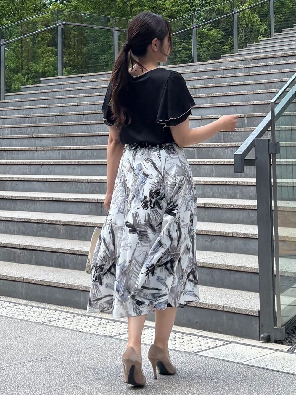 ブラック系のTシャツ/カットソーを着用したレディースの夏コーディネートの3枚目の写真