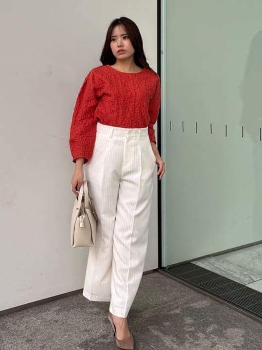 レッド系のTシャツ/カットソー、ホワイト系のその他パンツを着用したレディースの春コーディネートの4枚目の写真