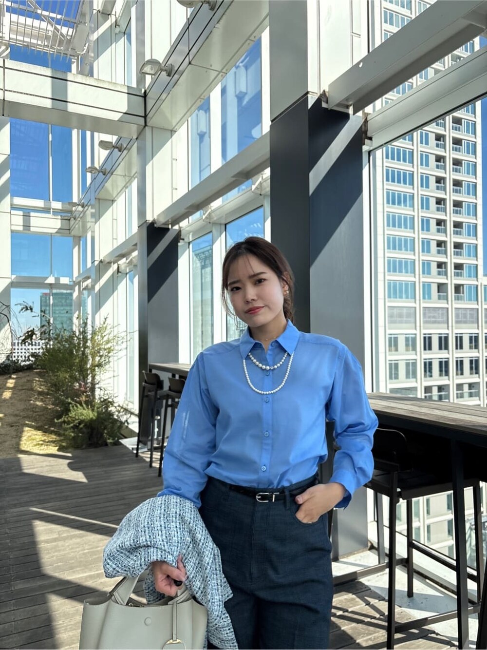 ブルー系のシャツ/ブラウス、ブルー系のその他パンツ、ブルー系のノーカラージャケットを着用したレディースの冬コーディネートの8枚目の写真